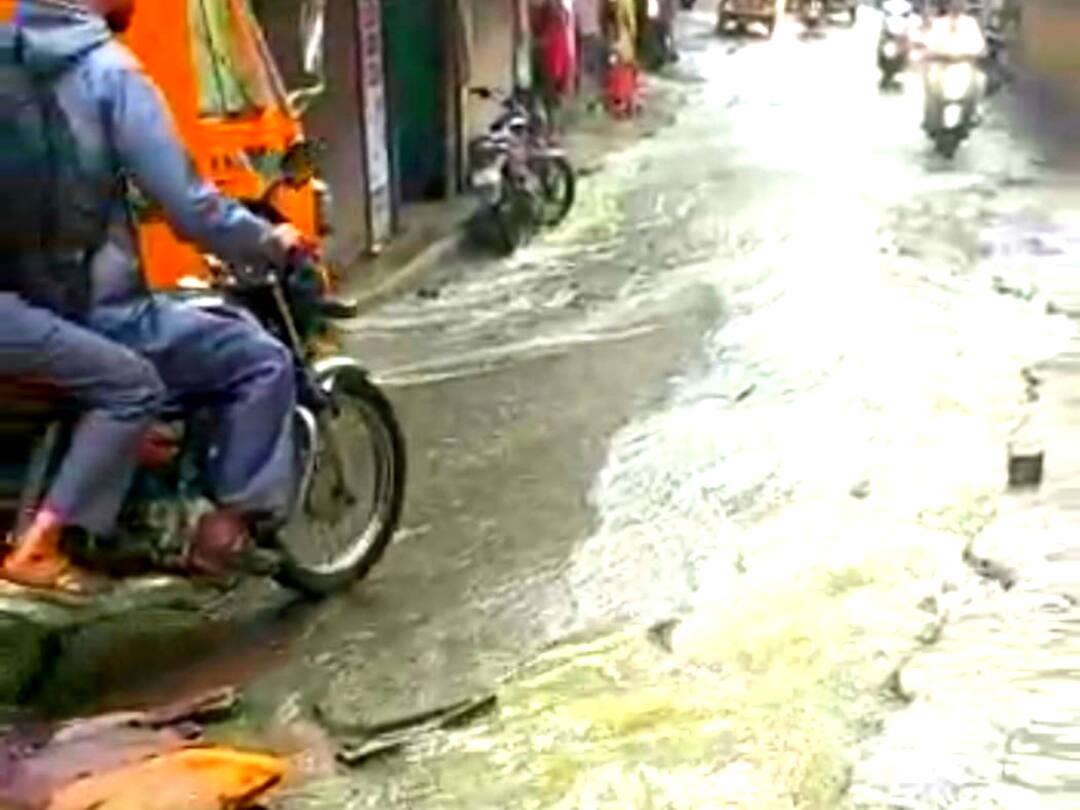 Citizens suffer due to burst drainage line in Kondhwa Pune News: कोंढव्यातील ड्रेनेज लाईन फुटल्याने नागरिक त्रस्त; तोडगा न काढल्यास महापालिकेवर मोर्चा काढण्याचा इशारा