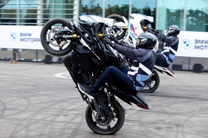2022 BMW G 310 R बाईकमध्ये 17-इंच अलॉय व्हील मिळतात. जे समोर USD आणि मागील बाजूस मोनोशॉक सस्पेंशनसह येतात. ब्रेकिंगसाठी दोन्ही चाकांमध्ये एकच डिस्क वापरण्यात आली आहे.