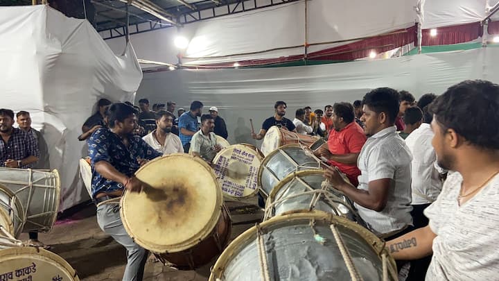 भरपावसात देखील तरुणांनी ढोळ बडवत सरावाला सुरुवात केली आहे