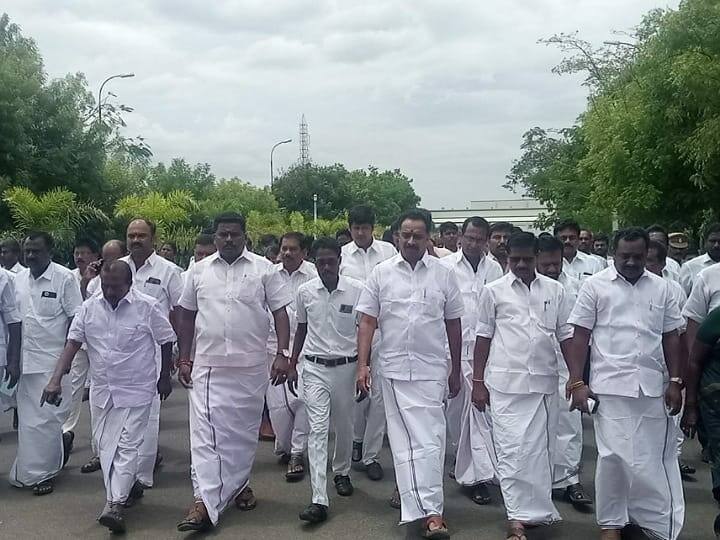 கரூரில் அரசு பணி செய்யவிடாமல் தடுத்ததாக அதிமுக நிர்வாகிகள் கைது - எம்.ஆர்.விஜயபாஸ்கர் புகார்