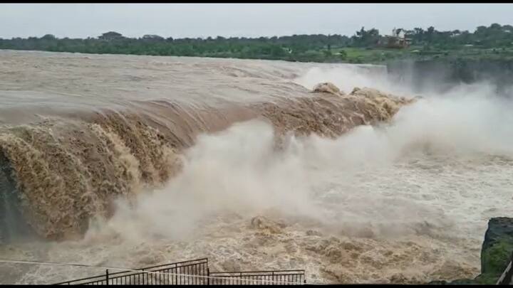 सततच्या सुरू असलेल्या पावसामुळे माहूर जवळच्या धानोड येथे पैनगंगा नदीला पूर आला आहे.