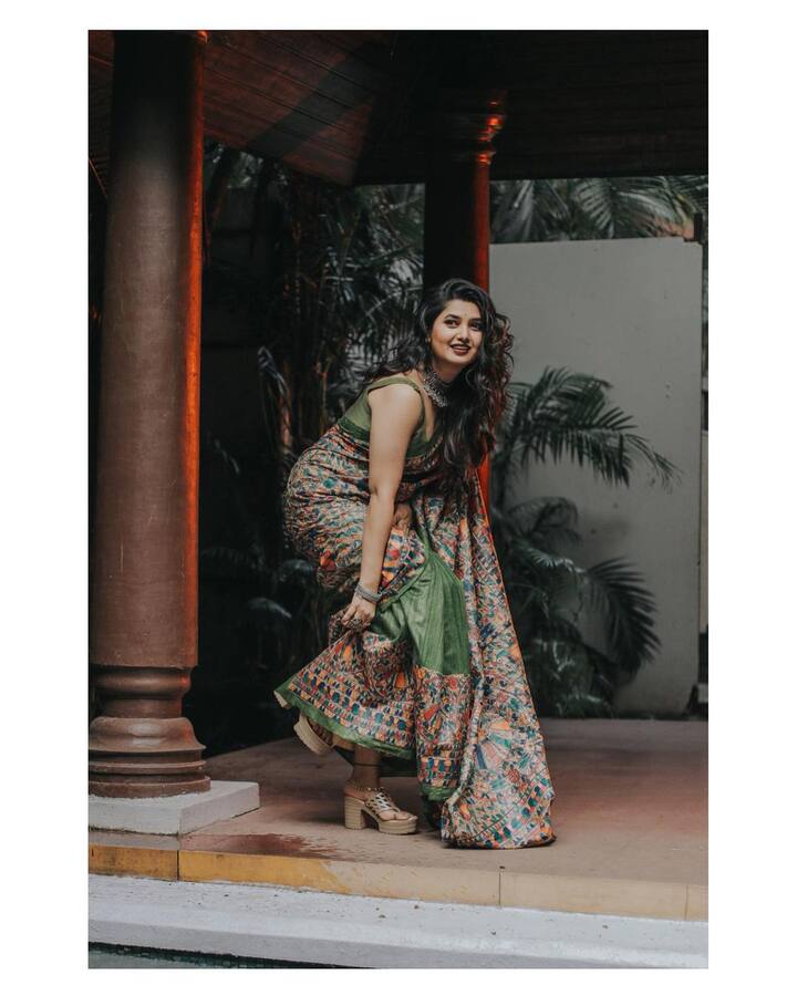 नुकतेच प्राजक्ता माळीने स्वतःचे काही सुंदर फोटो सोशल मीडियावर शेअर केले आहेत. हे फोटो पाहून चाहते चांगलेच घायाळ झाले आहेत.