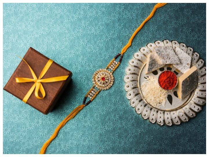 Raksha Bandhan 2022: रक्षाबंधन का हर बहना को इंतजार रहता है, साथ ही भाईयों को भी इस बार बहना कौन सी मेरी मनपसंद की स्वीट लाएगी और किस तरह की राखी. वहीं बहनों को भी इस त्योहार का बड़े ही बेसब्री से इंतजार रहता है कि भाई इस साल कौन सा गिफ्ट देकर उन्हें खुश करने वाला है. 11 अगस्त को रक्षाबंधन का त्योहार आने वाला है.
