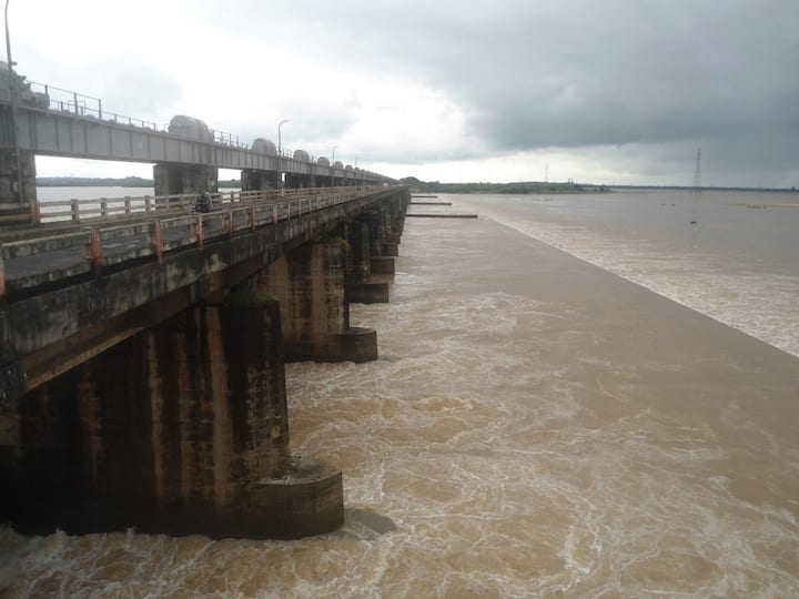 Floods Flow For Godavari River in AP Godavari Floods: గోదారమ్మ ఉగ్రరూపం.. జల దిగ్బంధంలోనే చాలా గ్రామాలు!