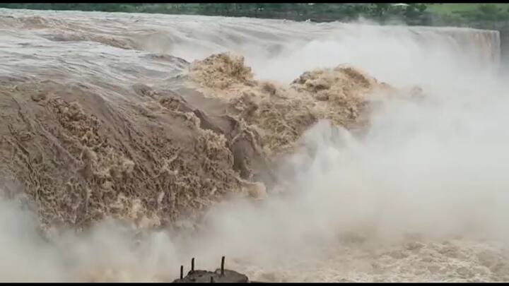 त्यामुळे ही पूर परिस्थिती व धबधबा क्षेत्रात पाण्याचा वाढता विसर्ग लक्षात घेऊन सहस्रकुंड धबधबा पर्यटकांसाठी दोन दिवस बंद ठेवण्याचा निर्णय जिल्हा प्रशासनाने घेतलाय.