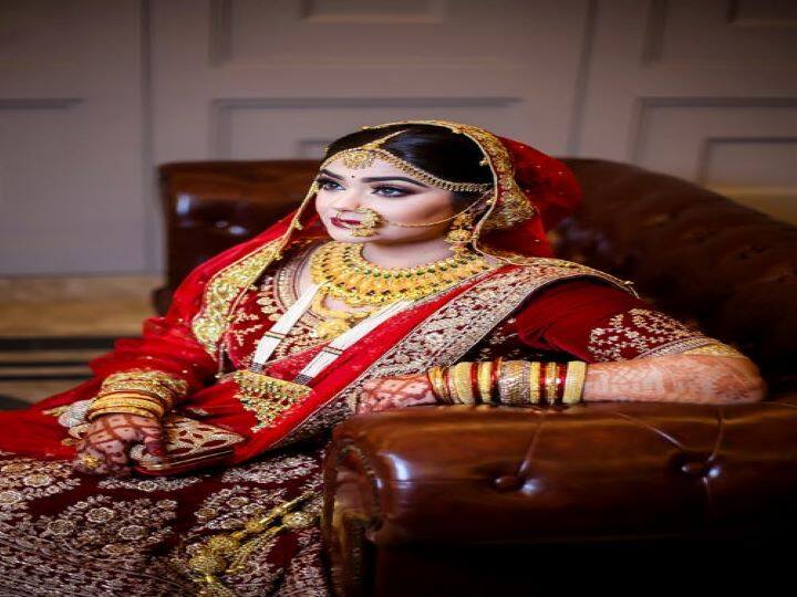 Silver Price Today: सोने के साथ ही चांदी की कीमतों में लगातार गिरावट देखी गई है. चांदी की घरेलू वायदा कीमत 55,000 रु प्रति किलोग्राम से नीचे आ गई. एमसीएक्स एक्सचेंज पर शुक्रवार शाम 5 सितंबर 2022 की डिलीवरी वाली चांदी का भाव 0.57 फीसद या 314 रु की गिरावट के साथ 54,721 रु प्रति किलोग्राम पर ट्रेड करता दिखाई दिया.