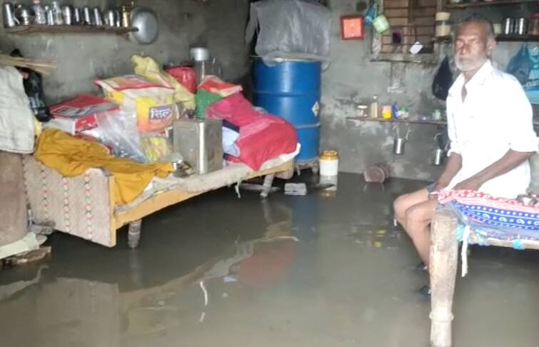 Aranej village in Kodinar has been flooded for the last three days Gujarat Rain: છેલ્લા 3 દિવસથી બેટમાં ફેરવાયું છે આ ગામ, ઘરોમાં પાણી ભરાતા ચૂલો પણ સળગ્યો નથી