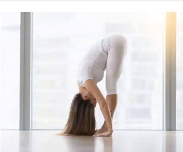 Forward Fold: ਤੁਸੀਂ ਇਸ ਸਟਰੈਚਿੰਗ ਨੂੰ ਖੜ੍ਹੇ ਜਾਂ ਬੈਠ ਕੇ ਕਰ ਸਕਦੇ ਹੋ। ਇਹ  ਸਟ੍ਰੈਚਿੰਗ ਨਾਲ ਪਿੱਠ ਅਤੇ ਲੱਤਾਂ ਨੂੰ ਲਚਕੀਲਾ ਬਣਾਉਣ ਵਿੱਚ ਮਦਦ ਮਿਲਦੀ ਹੈ। ਪਾਚਨ ਕਿਰਿਆ ਨੂੰ ਵੀ ਸੁਧਾਰਦਾ ਹੈ। ਪੰਜ ਮਿੰਟ ਤੱਕ ਇਸ ਸਟਰੈਚਿੰਗ ਨਾਲ ਤਣਾਅ ਦੂਰ ਹੋਣ ਦੇ ਨਾਲ-ਨਾਲ ਬਲੱਡ ਪ੍ਰੈਸ਼ਰ ਵੀ ਸੰਤੁਲਿਤ ਰਹਿੰਦਾ ਹੈ।