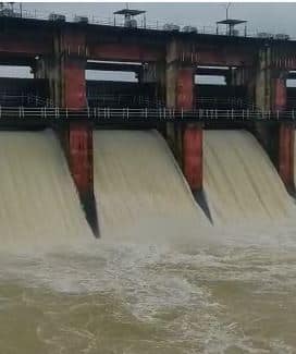 लोकांना जीव मुठीत धरुन करवा लागतोय प्रवास