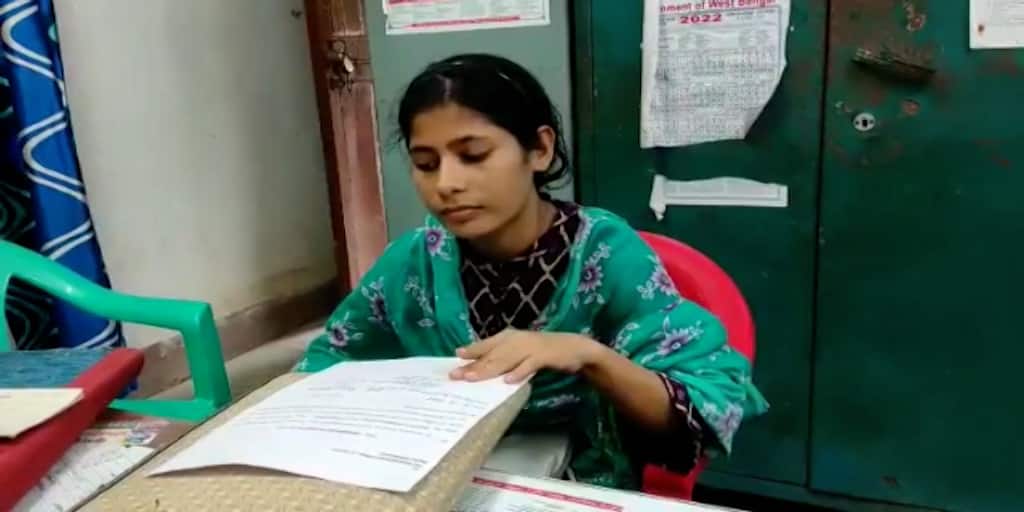 Nursing Training Students Feel Hopeful To Have Renu Khatun In Their College East Burdwan News: 'দিদি' রেণু খাতুনকে পেয়ে হার না মানার অঙ্গীকার নার্সিং স্কুলের পড়ুয়াদের