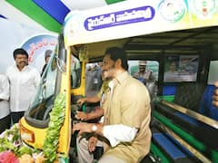 In Pics : ఆటో నడిపిన సీఎం జగన్, విశాఖలో వాహన మిత్ర లబ్దిదారులకు చెక్కులు అందజేత