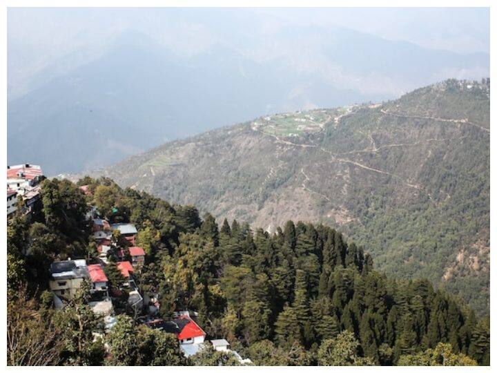 Solan: सोलन हिल स्टेशन का नाम देवी सोलन के नाम से रखा गया है. कसौली, बडोग, चैल, शलूनी देवी मंदिर तिब्बत मठ और भगवान शिव का मंदिर पर्यटकों के बीच आकर्षण का केंद्र हैं. मानसून के मौसम में यहां की खूबसूरती देखते बनती है.