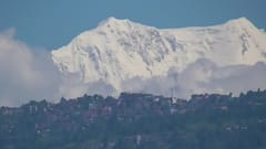 Kanchenjunga Hills: মেঘ সরিয়ে উঁকি ঝকঝকে কাঞ্চনজঙ্ঘার, খুশি পর্যটকরা