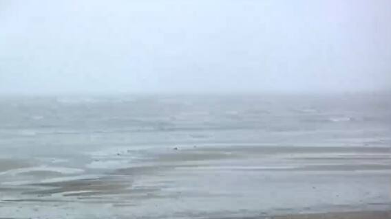 Mumbai Rains: वर्सोवा बीच पर बारिश के साथ चल रही तेज हवाएं