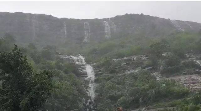 तुफान पावसाने ओढ दिली की बहरुन गेलेल्या निसर्गाचं मनमोहक दृश्य इथं अनुभवायला मिळत आहे.