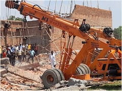 Delhi Wall Collapsed: दिल्ली के अलीपुर में गिरी गोदाम की दीवार, देखें हादसे की तस्वीरें