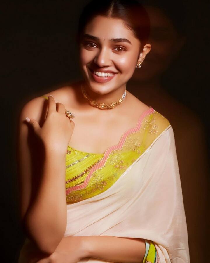 'ఉప్పెన' సినిమాతో టాలీవుడ్ లో ఎంట్రీ ఇచ్చిన కృతిశెట్టి మొదటి సినిమాతోనే భారీ విజయాన్ని సొంతం చేసుకుంది.(Photo Courtesy: Krithi Shetty Instagram)