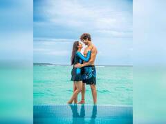 Photo : दिव्यांका त्रिपाठी पतीसोबत मालदीवला रवाना, निळ्याशार समुद्र किनाऱ्यावर दाखवला रोमँटिक अंदाज!