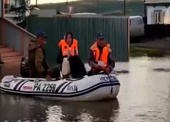 Russia: યાકુતિયામાં વરસાદી આફતને કારણે ગામો થયા જળમગ્ન, બોટ દ્વારા લોકોનું થઈ રહ્યું છે રેસક્યું