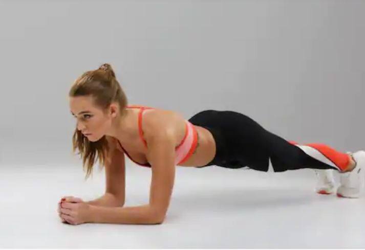 Plank: ਇਹ ਕਸਰਤ ਆਪਣੇ ਆਪ ਨੂੰ ਕੂਲ ਡਾਊਨ ਕਰਨ ਲਈ ਸਭ ਤੋਂ ਵਧੀਆ ਹੈ। ਇਸ ਐਕਸਰਸਾਈਜ਼ ਨਾਲ ਸਰੀਰ ਨੂੰ ਦਿਨ ਭਰ ਬਹੁਤ ਆਰਾਮ ਮਿਲਦਾ ਹੈ।