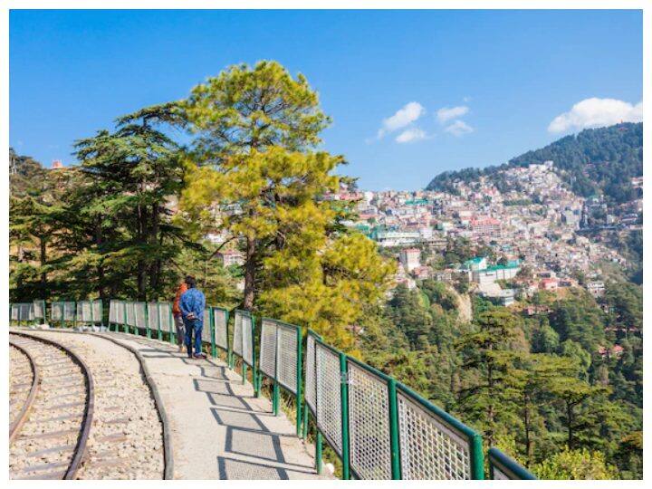 शनिवार और रविवार की छुट्टी के साथ एक और दिन की छुट्टी लीजिए और इस मानसून में आप इन खूबसूरत हिल स्टेशन का मजा लीजिए. आइए जानते हैं इन हिल स्टेशन के बारे में.