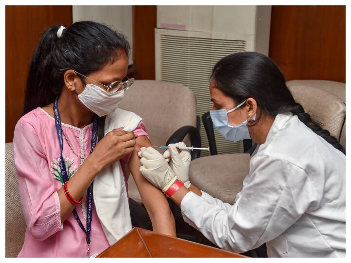 The free booster dose drive will be held for next 75 days as part of the government's Azadi Ka Amrit Mahotsav to celebrate the 75th anniversary of India's Independence and to boost the uptake of Covid precaution doses, Union Health Minister Mansukh Mandaviya said. (Image: PTI)