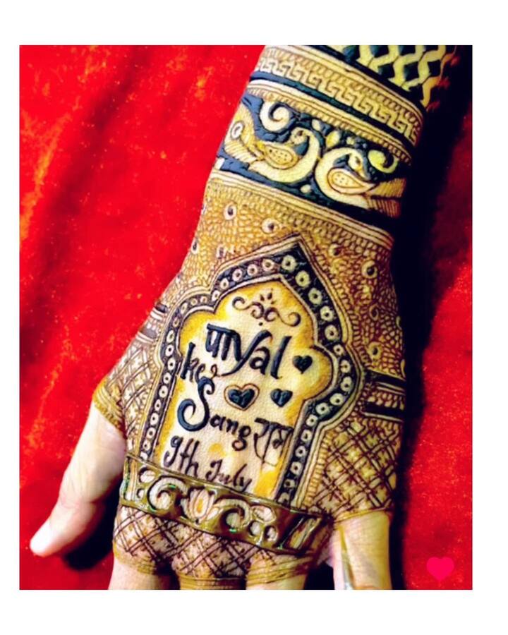 दूसरी तस्वीर में उन्होंने सिर्फ हाथों की तस्वीर साझा की जिसमें मेहंदी से पायल का संग्राम लिखा में मेहंदी.