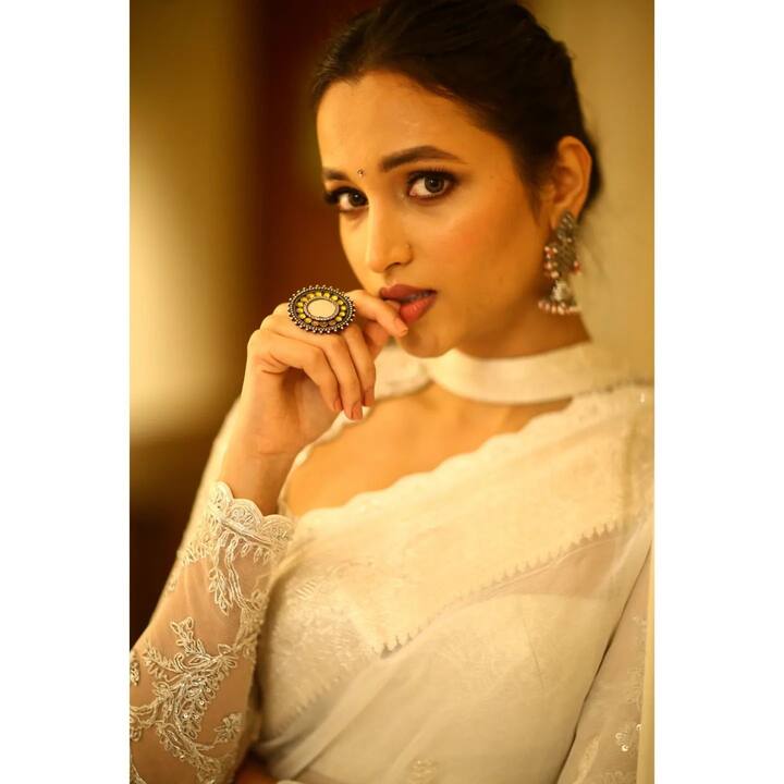 చూపు తిప్పుకోనివ్వని అందంతో కేజియఫ్ భామ. Image Credit/ Srinidhi Shetty Instagram