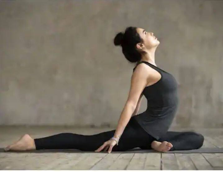 Pigeon Stretching: ਇਹ ਕਸਰਤ ਉਨ੍ਹਾਂ ਲੋਕਾਂ ਲਈ ਸਭ ਤੋਂ ਵਧੀਆ ਹੈ ਜੋ ਸਾਰਾ ਦਿਨ ਕੁਰਸੀ 'ਤੇ ਬੈਠ ਕੇ ਕੰਮ ਕਰਦੇ ਹਨ। ਅਜਿਹਾ ਕਰਨ ਨਾਲ ਹਿਪਸ ਦੇ ਖਿਚਾਅ ਨੂੰ ਖੁੱਲ੍ਹਣ 'ਚ ਮਦਦ ਮਿਲਦੀ ਹੈ।