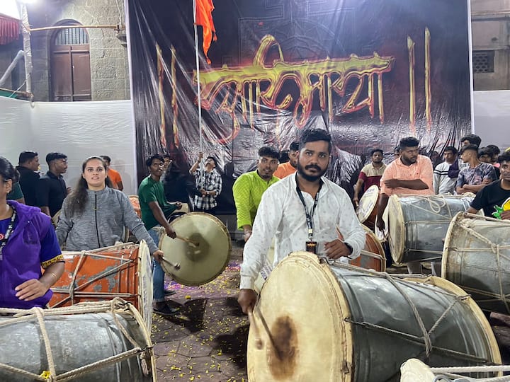 पुण्यातील आदिमाया ढोल पथकांच्या तरुणांचा उत्साह त्यांच्या चेहऱ्यावर झळकतो आहे.