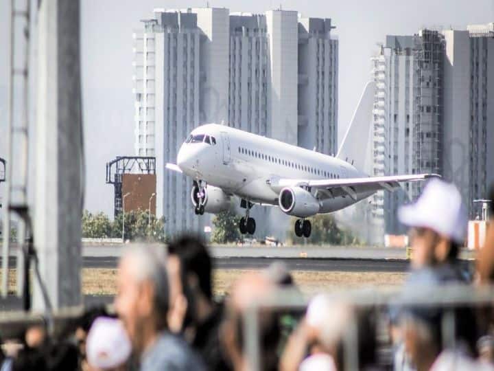 No Flight Departure: खाली सीटों के साथ फ्लाइट कई बार डिपार्चर नहीं होती, ऐसे में एयरलाइन्स पर सीमित फ्लाइट्स को ओवरबुक करती हैं. किसी फ्लाइट पर ओवरबुकिंग में ज्यादा पैसेंजर फ्लाइट लेना चाहते हैं, तो एयरलाइन आपको बोर्डिंग से इनकार कर सकती है.