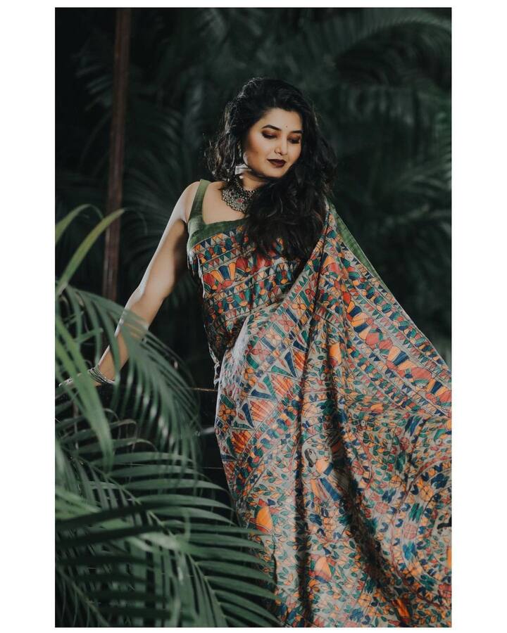 फोटोंमधील प्राजक्ताचा मनमोहक अंदाज पाहून, चाहत्यांच्या नजरा तिच्यावर खिळल्या आहेत. सोशल मीडियावर कमेंट्स करून ते तिला तिच्या या लूकवर प्रतिक्रिया देत आहेत. (PHOTO : @prajakta_official)