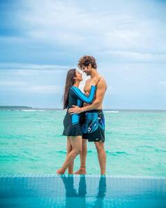 Photo : दिव्यांका त्रिपाठी पतीसोबत मालदीवला रवाना, निळ्याशार समुद्र किनाऱ्यावर दाखवला रोमँटिक अंदाज!