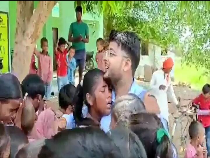 Viral Video Uttar Pradesh Teacher's Farewell Students Weep Refuse To Let Him Go - Watch Viral Video: మమ్మల్ని విడిచి పెట్టి వెళ్లొద్దు సర్! టీచర్‌కు పిల్లలు ఎలా ఫేర్‌వెల్‌ ఇచ్చారో చూడండి