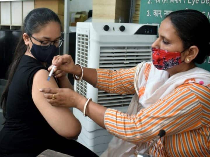 Kolkata News: Booster dose Demand increased in Kolkata, KMC plan to open mega vaccination centers Kolkata Booster Dose: कोलकाता में बूस्टर डोज की डिमांड बड़ी, KMC मेगा वैक्सीनेशन सेंटर्स खोलने की बना रही योजना