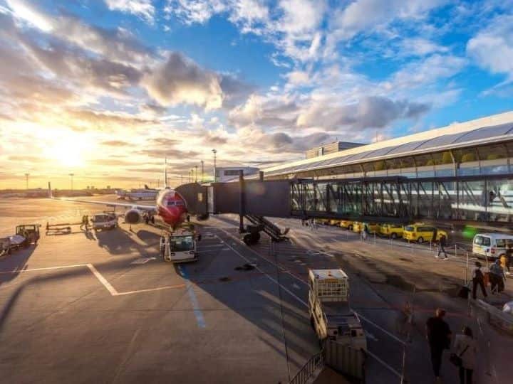 Confirmed Flight Ticket: आपके पास कन्फर्म फ्लाइट टिकट है और फ्लाइट डिपार्चर से पहले तय समय के भीतर आप एयरपोर्ट आ चुके हैं. आप अपनी मर्जी से अपनी सीट छोड़ते हैं तो एयरलाइन अपने हिसाब से बेनिफिट या सुविधाएं ऑफर कर सकता है. अगर आप सफर करना चाहते हैं और सीट खाली नहीं करना चाहते हैं तो एयरलाइन को CAR, Section 3, Series M, Part IV के मुताबिक पैसेंजर को रिफंड देना पड़ेगा.