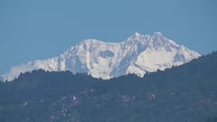 Kanchenjunga Hills: মেঘ সরিয়ে উঁকি ঝকঝকে কাঞ্চনজঙ্ঘার, খুশি পর্যটকরা