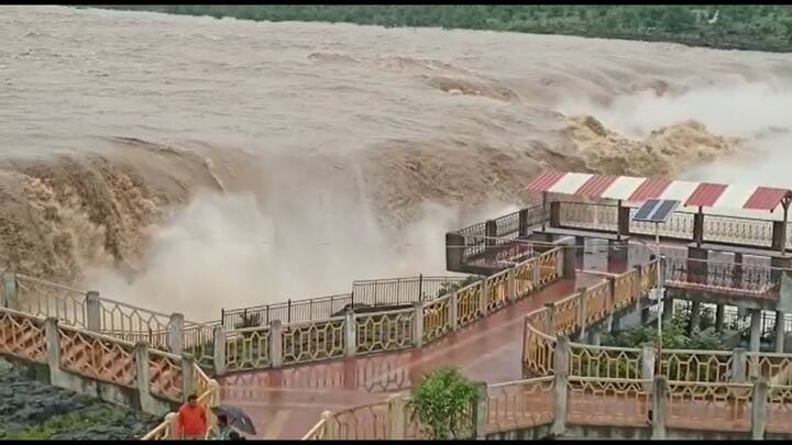 किनवट तालुक्यात सर्वत्र अतिवृष्टीची झाली असून नागरिकांना सतर्क राहण्याचे आवाहन जिल्हा प्रशासनाने केले आहे. अशा पूर परिस्थितीत व पावसाच्या वाढत्या जोराने सहस्रकुंड धबधब्याने रौद्ररूप धारण केलं आहे.