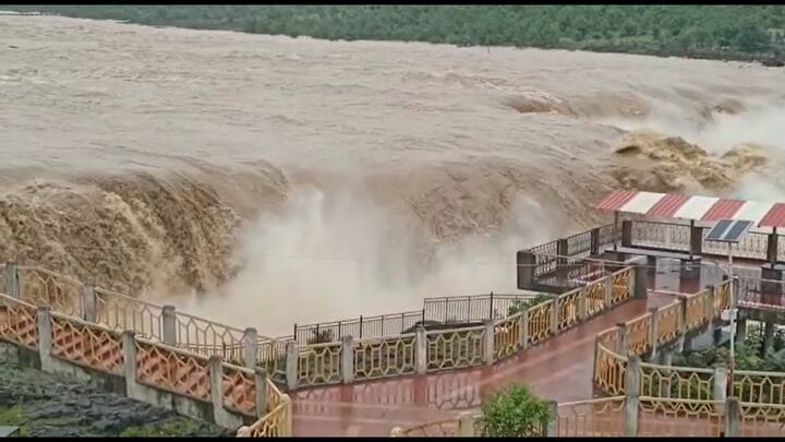 पाण्याचा ओघ वाढून तीस ते चाळीस फुटावरून सहस्रकुंड धबधबा फेसाळत वाहतोय.