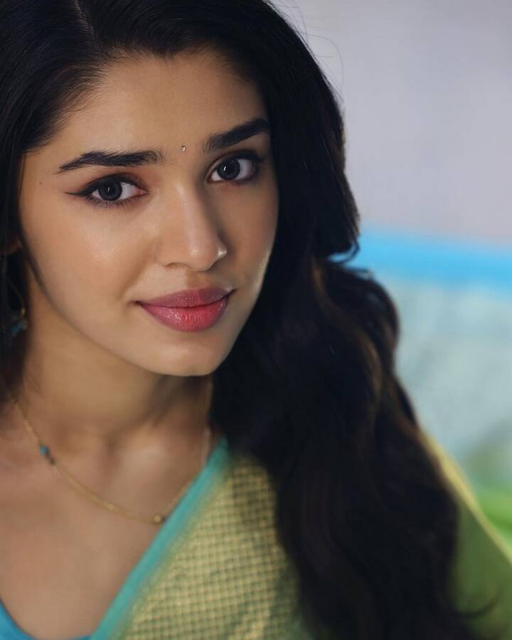 తన క్యూట్ లుక్స్ తో యూత్ ని ఫిదా చేసింది. (Photo Courtesy: Krithi Shetty Instagram)