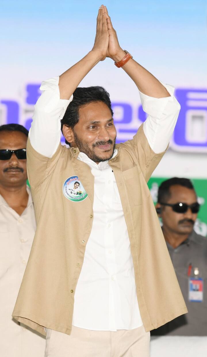 విశాఖపట్నం పర్యటనలో భాగంగా సీఎం జగన్ ఏయూ ఇంజినీరింగ్ కాలేజీ గ్రౌండ్లో వాహన మిత్ర చెక్కులను కొందరు లబ్ధిదారులకు పంపిణీ చేశారు.