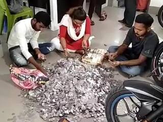 மூட்டை நிறைய 2 ரூபாய் நாணயங்கள்..! ஆடிப்போன ஷோ ரூம் ஊழியர்கள்..! கனவு பைக்கை வினோதமாக வாங்கிய வியாபாரி..!