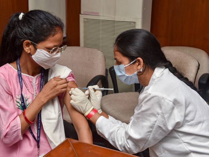 Uttar Pradesh came first in applying the corona vaccine dose Till now 200 crore people in India have been given corona vaccine Corona Vaccination: कोरोना वैक्सीनेशन में यूपी ने मारी बाजी, लगाए गए साढ़े तीन करोड़ से ज्यादा डोज