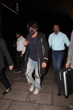 Shah Rukh Khan Photos: एयरपोर्ट पर स्पॉट हुए शाहरुख खान, फोटोज में दिखा कूल लुक