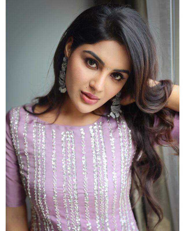 ధనుష్ హీరోగా నటిస్తోన్న 'సర్' సినిమాలో సంయుక్తను హీరోయిన్ గా తీసుకున్నారని సమాచారం. (Photo Courtesy: Samyuktha Menon Instagram)