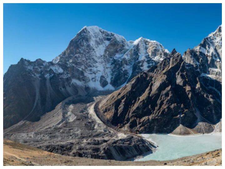 Chakrata: उत्तराखंड का एक खूबसूरत हिल स्टेशन है चकराता. नोएडा से यहां की दूरी मात्र 5 घंटे की है. मानसून के मौसम में यहां की खूबसूरती देखते बनती है. बर्फ से ढंकी चोटियां, झरने और हरियाली नेचर को पसंद करने वालों के लिए किसी स्वर्ग से कम नहीं लगेगी. आप इस जगह को एक से दो दिन में आसानी से कवर कर सकते हैं.