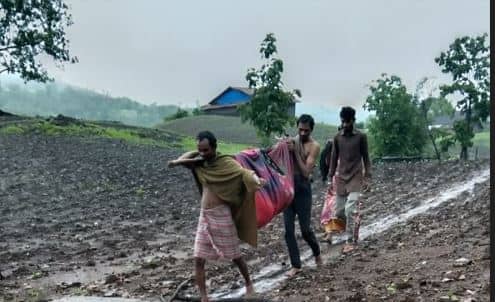 A team of 108 could not reach the pregnant woman's home in Chotaudepur due to bad roads Chhota Udepur: નઘરોળ તંત્રના પાપે મહિલાનો જીવ જોખમમાં મુકાયો, પરિવારે સગર્ભાને ઝોળીમાં બેસાડી અડધો કિમી ચાલીને 108 સુધી પહોંચાડી