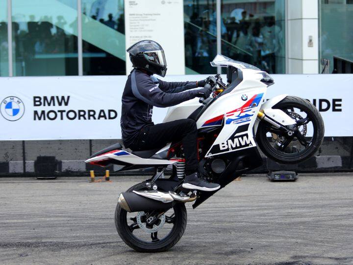 हे इंजिन 6-स्पीड गिअरबॉक्सशी जोडलेले आहे. याशिवाय नवीन BMW G310 RR मध्ये ब्लूटूथ कनेक्टिव्हिटी, राईड-बाय-वायर, टर्न-बाय-टर्न नेव्हिगेशन आणि चार राइडिंग मोड - अर्बन, ट्रॅक, स्पोर्ट आणि रेन सारखे फीचर्स देखील मिळणार.