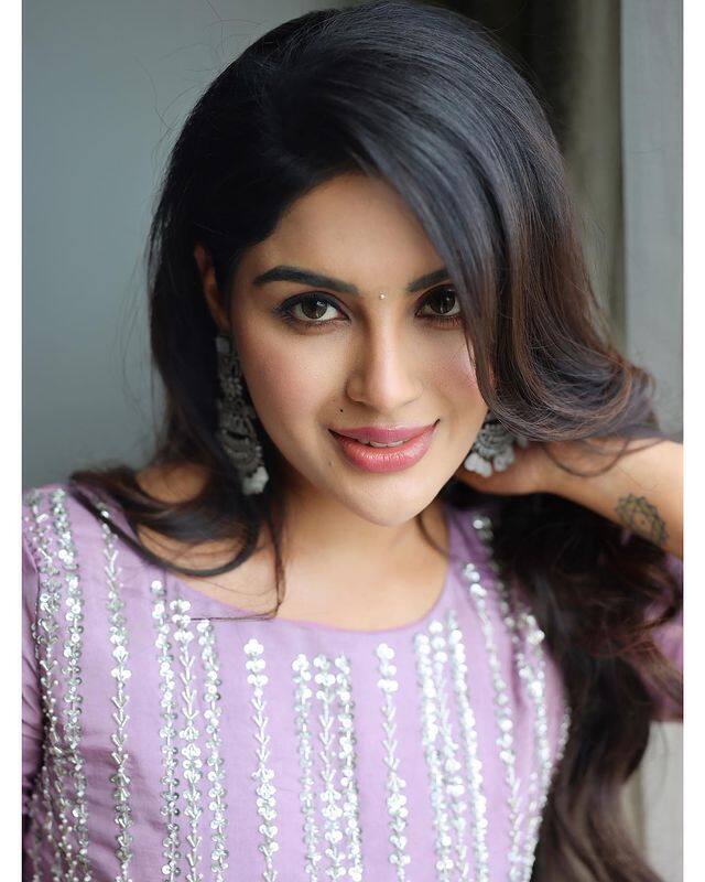 ఇదిలా ఉండగా.. ఈ బ్యూటీ పలు ఫొటోషూట్లలో పాల్గొంటూ దర్శకనిర్మాతలు ఎట్రాక్ట్ చేస్తోంది. (Photo Courtesy: Samyuktha Menon Instagram)