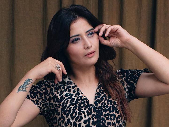 टीव्हीचा प्रसिद्ध कॉमेडियन कृष्णा अभिषेकची बहीण आरती सिंग ही एक लोकप्रिय टीव्ही अभिनेत्री आहे.(Photo:artisingh5/ig)